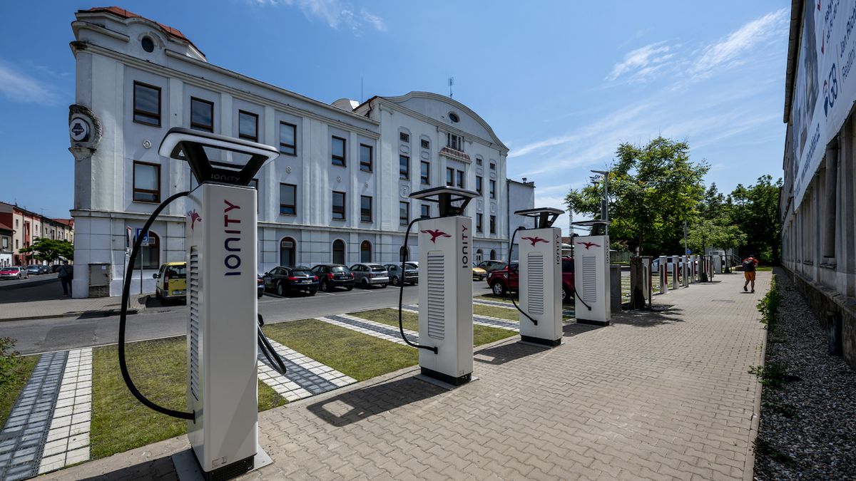 V Lovosicích vzniká největší nabíjecí stanice v ČR, naráz nabije až 16 aut
